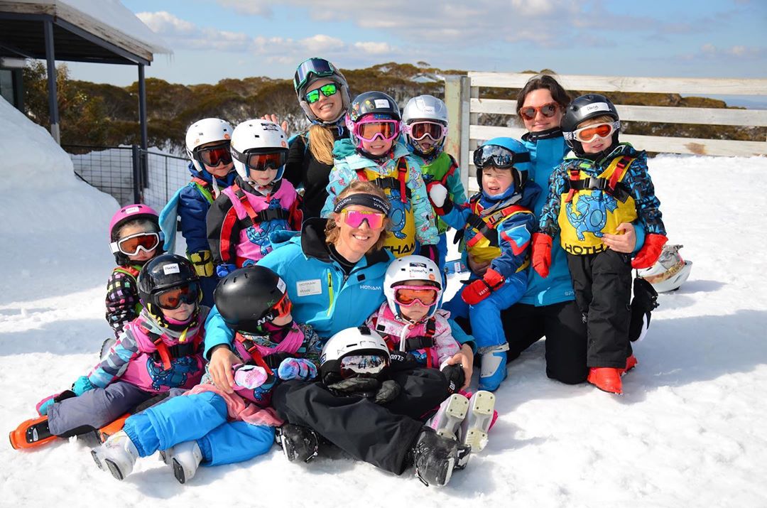 Glad skidinstruktör i Japan med barn
